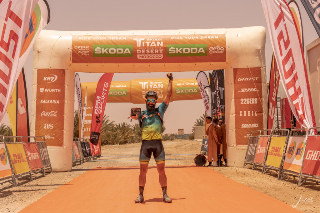 Álvaro Lazpiur disputando la Titan Desert, prueba ciclista por etapas