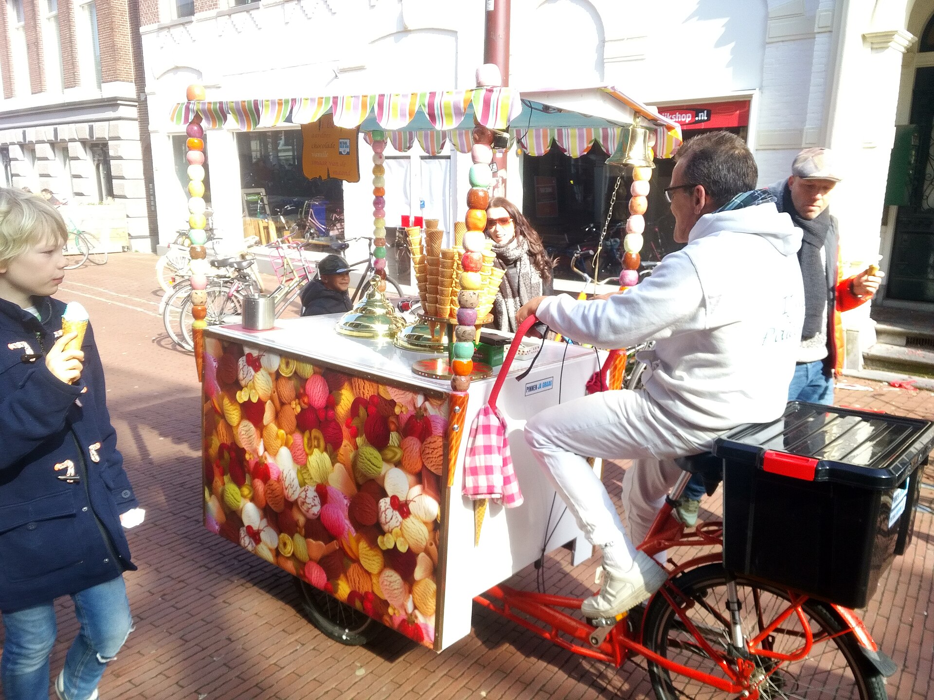 Tienda de bicicletas con bicicletas expuestas